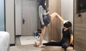 小鱼女神白袜小白鞋踢裆