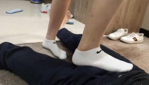 小鱼女神白袜小白鞋踢裆