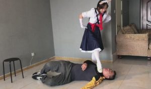 洛丽塔美女踩踏调教