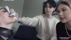 LGF女女-吃臭袜子闻臭鞋啃脚后跟喝浓痰！母狗被Nicole和Valentina虐爆