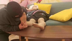 学生妹肉丝深喉舔脚，挠脚心