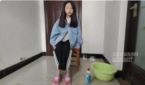 冷酷学妹屠杀虫子