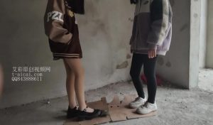 两姐妹踩小甲鱼