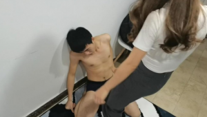 漂亮小姐姐凶狠踢裆