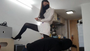 白领小鱼大人黑丝高跟大长腿羞辱胯下狗，命令钻胯，践踏狗头