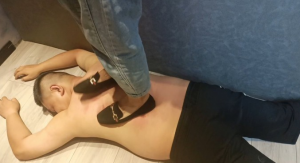 宿管阿姨和闺蜜狠踩贱狗全身踩破皮
