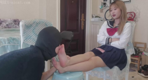 JK模特舔脚踩踏
