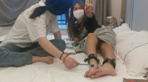 玲玲和倩倩双人第一视角挠脚丫tk