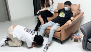 情侣主脚下的东西