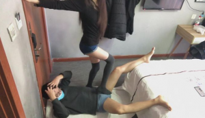 （袜靴蹂躏）时尚邻家女孩遇见宿醉男生