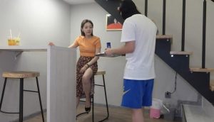 【彼岸花】美女挑逗服务员舔脚，沦为脚奴