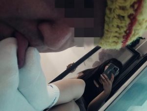 匡威鞋底踏舌头