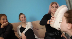 LGF女女-3双马丁靴老爹鞋捂脚臭鞋臭棉袜脚挨个闻舔-吃Aurora和闺蜜臭袜子臭脚 bf25091