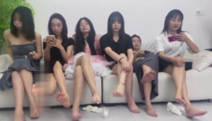 【狗哥】一群女S第一视角辱狗-97LZTD-9275888574