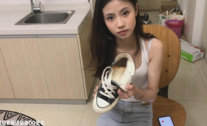 【素人S】美竹姐姐《黑色匡威帆布鞋踩面包》-97LZTD-92830.7z