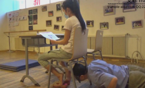 学院美女生在教室穿洞洞鞋玩耍脚垫 kent123-170622