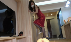 【周一S】红衣小姐姐踩踏肉毯-97LZTD-92665.7z