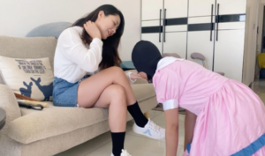 【甜妹女M】女M用舌头舔干净主人鞋底-97LZTD-93196