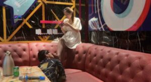 【黑丝诱惑】沐沐在KTV里面调教戏耍狗奴-97LZTD-93162