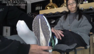 【樱女王】姑姑萍姐享受贱奴的舔脚服务，霸气女主任就是高贵！-97LZTD-93939