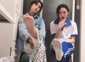 【热血女神】双校园女流氓第一视角POV强制闻臭鞋舔脚蹂躏-97LZTD-94367