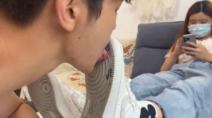 【00后小彤工作室】130斤女主狂踩90斤毯子，插嘴舔鞋胸口刮痧 YC-231003-6-97LZTD-94307