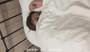 《姑妈熟睡后偷摸黑丝脚·舔闻熟女玉足》-97LZTD-94818