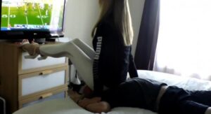 金发美女白色紧身裤小翘臀坐狗脸上看电视！凉高小脚丫晃来晃去超得意！O-210330-3