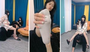 【阳阳】双S-跪舔白袜脏鞋人肉座椅sp耳光转胯骑马-97LZTD-98065