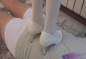 女女踩踏-露脸美女小静白丝高跟全体重狠踩女M，跳踩-97LZTD-99235