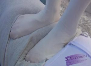 女女踩踏-露脸美女小静白丝高跟全体重狠踩女M，跳踩-97LZTD-99235