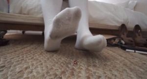 GTS小人掉落女巨人臭袜堆里被女巨人臭棉袜脚无意识踩杀 bf1332-97LZTD-99303