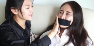1080P女女捆绑挠痒大片【被卖掉的女人贩】邢佳妮逆袭罗薇薇-97LZTD-99654