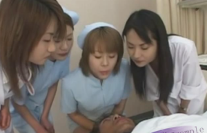 两位女医生带着两名护士，口水吐痰虐病人 R-142-97LZTD-146111