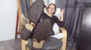 【超清UNDER GIRLS FEET】美女的超脏靴子，满是泥巴，全部吃掉舔干净 170908-2-97LZTD-146386