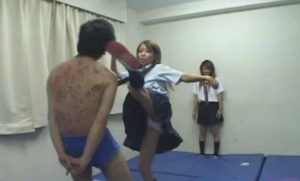 BO083四位美少女学生，各种方式暴打，把男的当成靶子，踢打玩 R-1966-97LZTD-146456