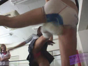 【日本SM调教】BO-143三名女学生白袜暴虐下体，踢打，踩踏 R-1992-97LZTD-146617