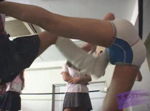 【日本SM调教】BO-143三名女学生白袜暴虐下体，踢打，踩踏 R-1992-97LZTD-146617