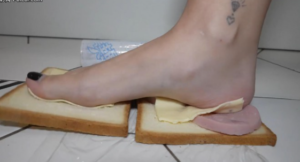 【欧美恋足精品】LGF女女脚喂食-吃Nicole的脚汗味鞋垫三明治！皮靴里踩一天的三明治母狗狂啃 bf13355-97LZTD-146775