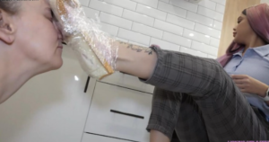 【欧美恋足精品】LGF女女脚喂食-吃Nicole的脚汗味鞋垫三明治！皮靴里踩一天的三明治母狗狂啃 bf13355-97LZTD-146775