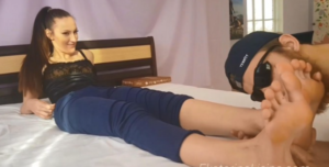【欧美恋足精品】身高2米真实女巨人Ekaterina丝袜臭汗脚踩扁矮小贱男!闻舔臭丝袜脚-97LZTD-146840
