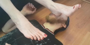 【欧美恋足精品】身高2米真实女巨人Ekaterina丝袜臭汗脚踩扁矮小贱男!闻舔臭丝袜脚-97LZTD-146840
