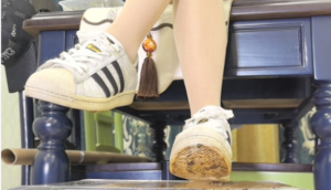 【国产踩踏恋足】【ToKNai】俐子不经意踩千足虫-运镜版 YC-250919-3-97LZTD-146851