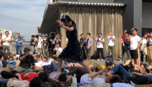 【日本SM调教】日本偶像女歌手眉村ちあき街头公开踩踏百人男女粉丝团！小脚好脏啊！-97LZTD-146981