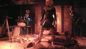 SM酒吧里女主走人桥，女S践踏地上躺着的一排毯子-97LZTD-147071