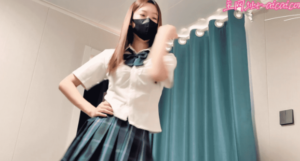 00后素人女孩全体重在毯子身上跟随劲爆音乐跳健身操，高强度重度踩踏 -97LZTD-147138
