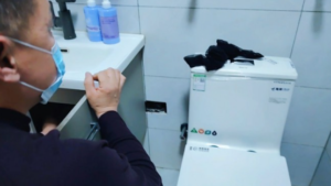 《爱丽丝女王调教恋物变态》 -97LZTD-35742