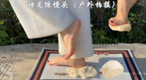 【大美】裸足户外地垫上踩馒头-97LZTD-36369