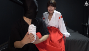 【自购首发】X站最新霸榜系列！超级怕痒的巫女小姐姐第一次拍TK，直接挠哭了-97LZTDGXFC-000003132703412