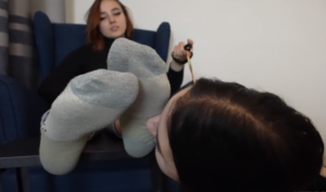 女王不屑的看母狗为自己舔脚-97LZTDGXFC-000003132704278